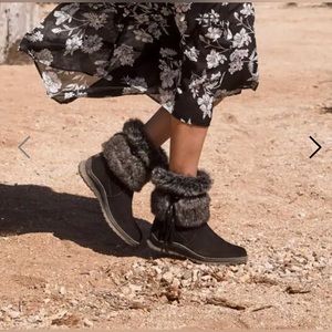 Minnetonka Moccasin Winter Boots- Never Worn, Brand Ne wo Tags, Size 9